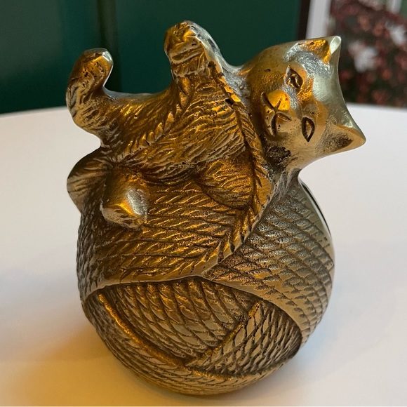 Brass cat and ball of yarn coin bank - Picture 4 of 4
